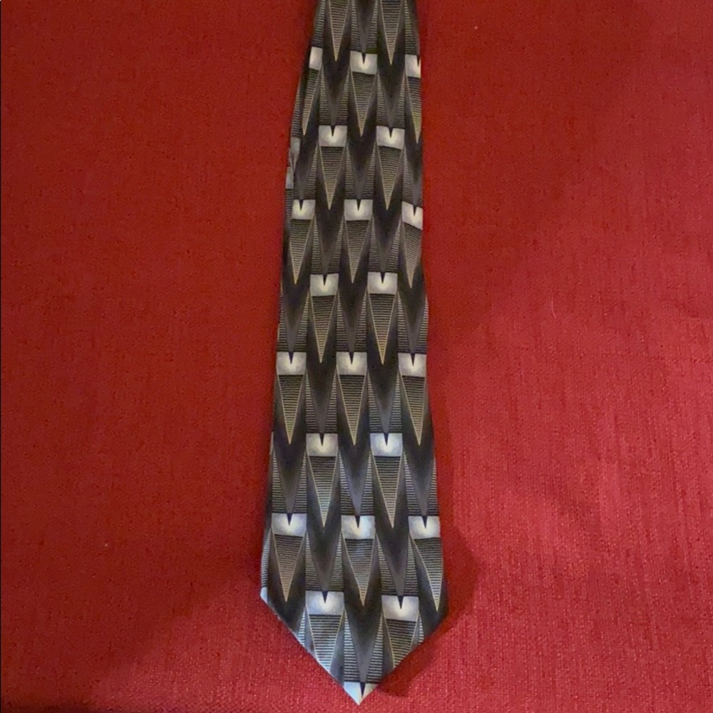Facets tie